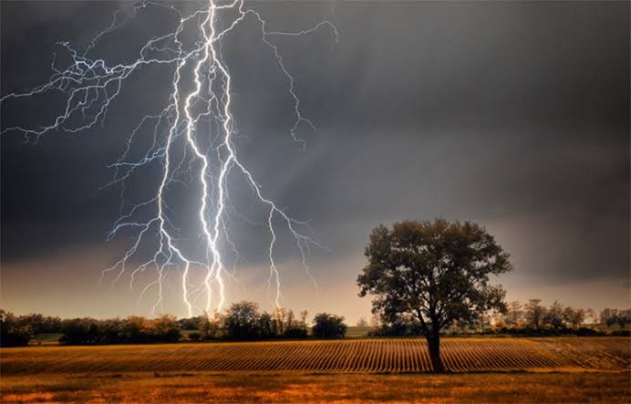বৃষ্টির সাথে বজ্রপাত, মান্দায় যুবকের মর্মান্তিক মৃত্যু